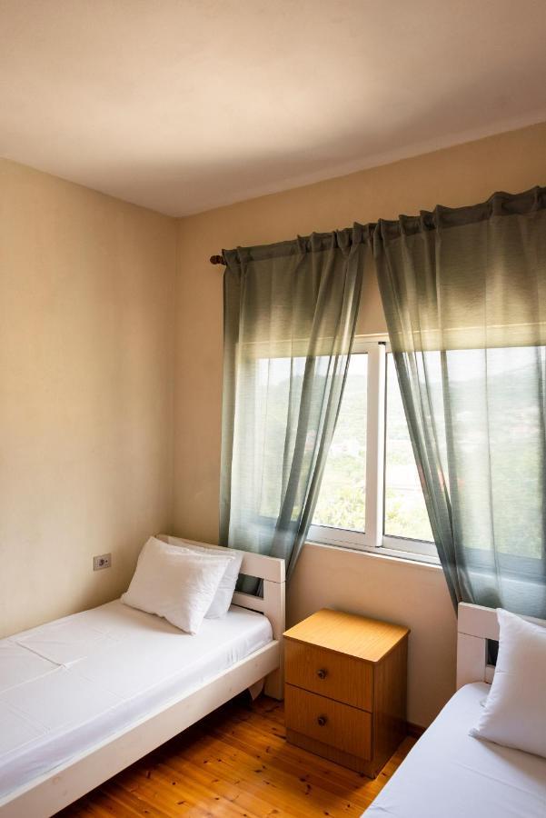 Janakis Apartments Himare Buitenkant foto