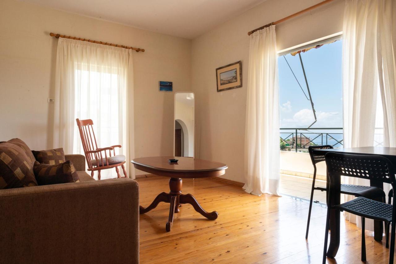Janakis Apartments Himare Buitenkant foto