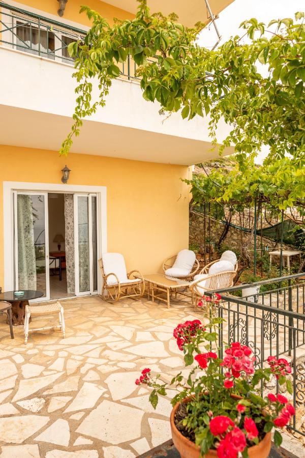 Janakis Apartments Himare Buitenkant foto
