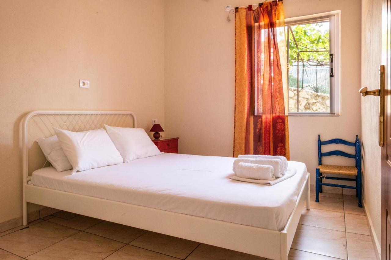 Janakis Apartments Himare Buitenkant foto